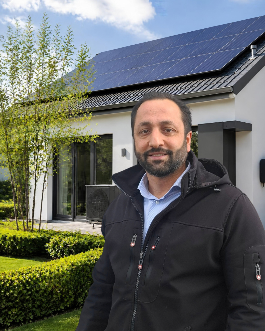 Fadil Koyun, Gebäudeenergieberater, vor einem Wohnhaus mit Photovoltaikanlage